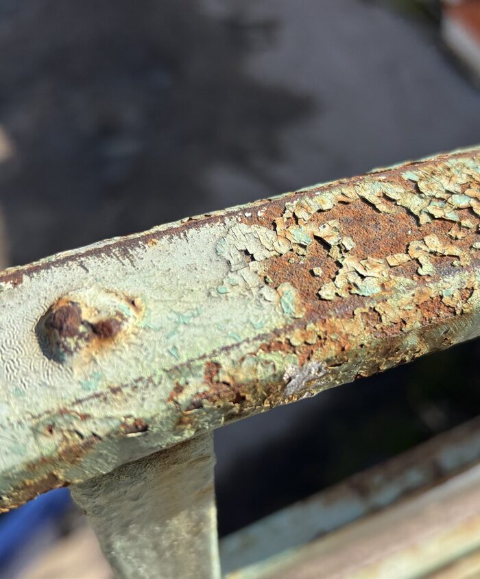 Detail zábradlia dvorového balkóna s pôvodnou zelenou