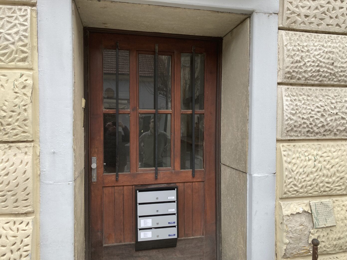 Vstupné dvere z roku 1947 s kamenným ostením