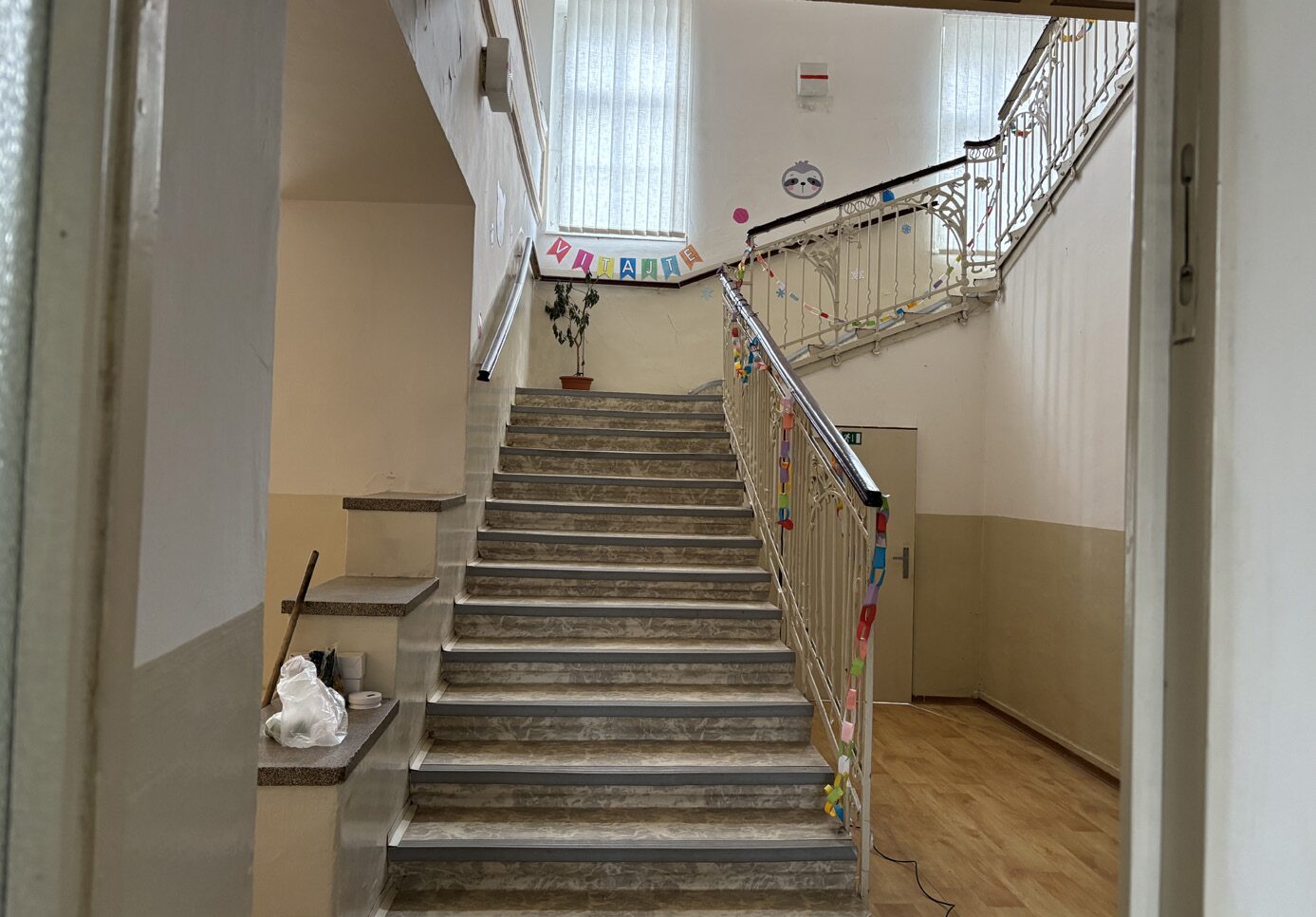 Schodisková hala s kamenným schodiskom a kovaným zábradlím