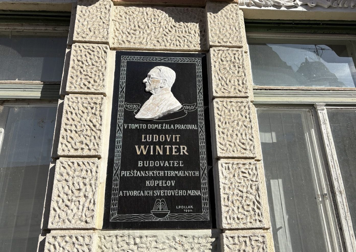 Pamätná tabuľa Ľudovíta Wintera na fasáde