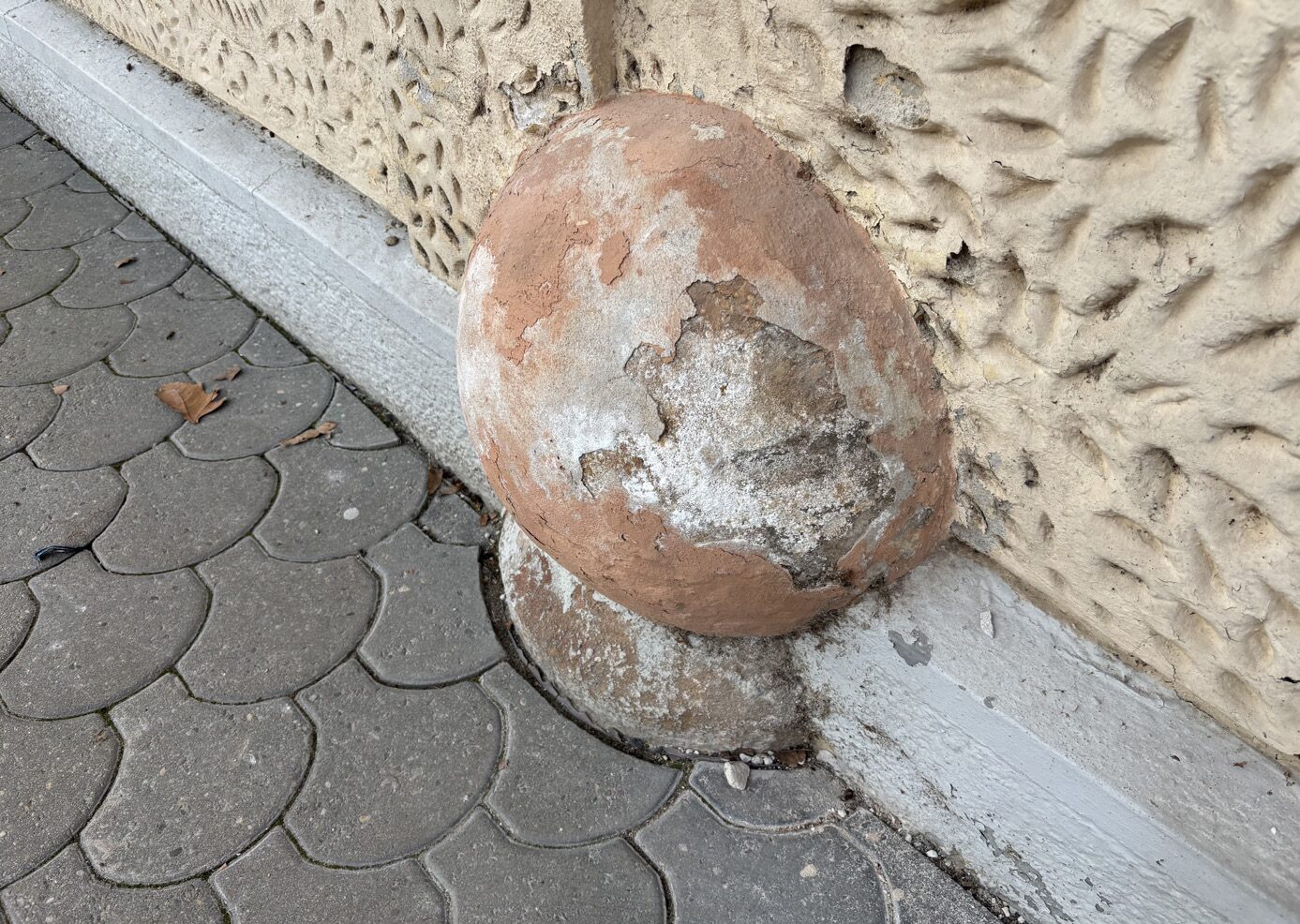 Kamenná okopová guľa bývalého prejazdu