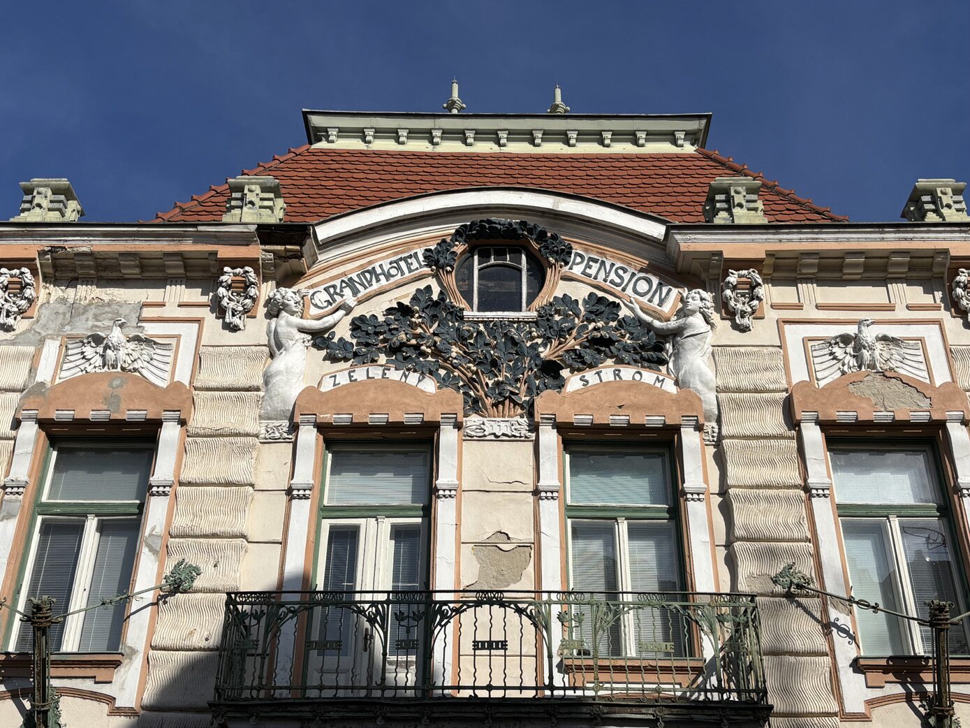 Reliéf atiky s nápisom Grand Hotel Pension