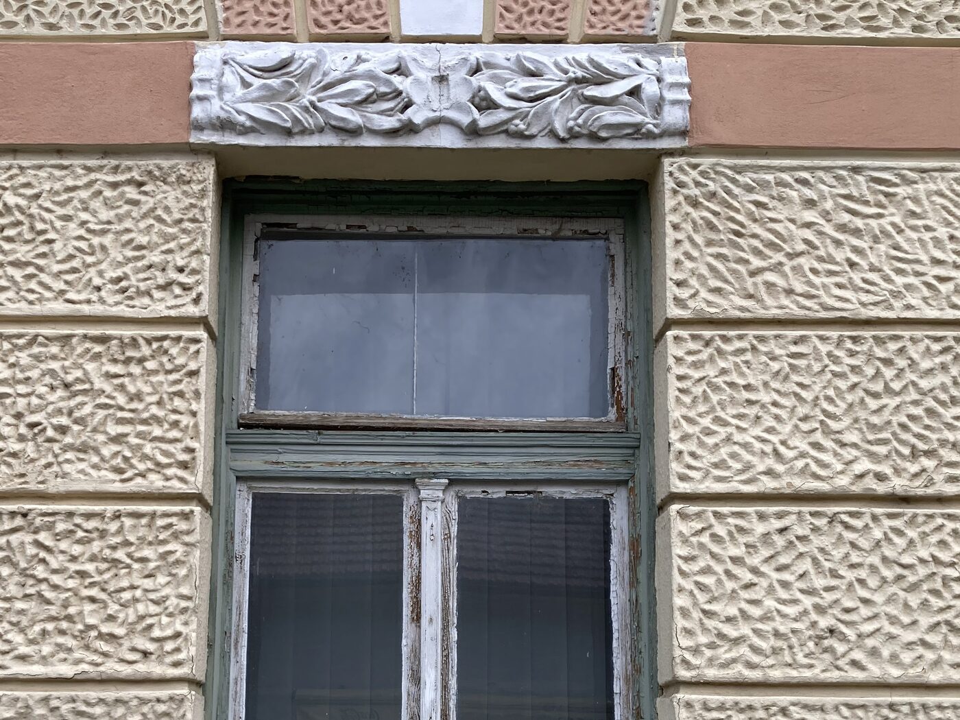 Suprafenestra s rozvilinou nad oknom parteru