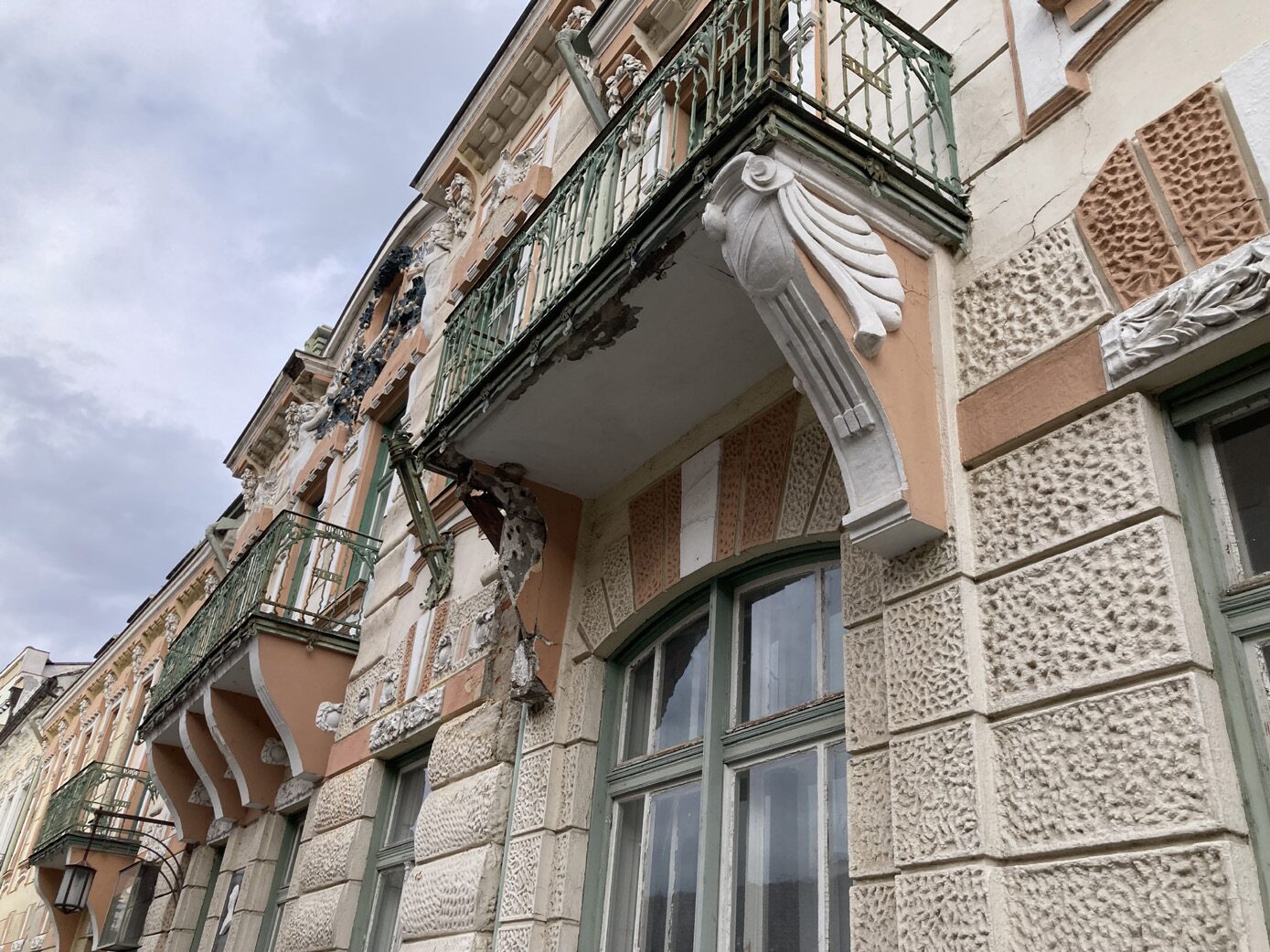 Dekoratívna konzola balkóna s erbom a volútou