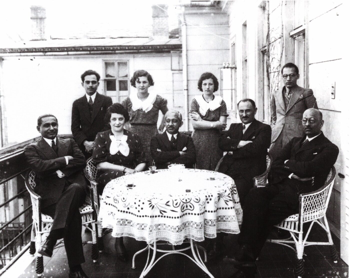 Rodina Imricha Wintera s maharadžom Salarom Džangom III. na balkóne, 1934