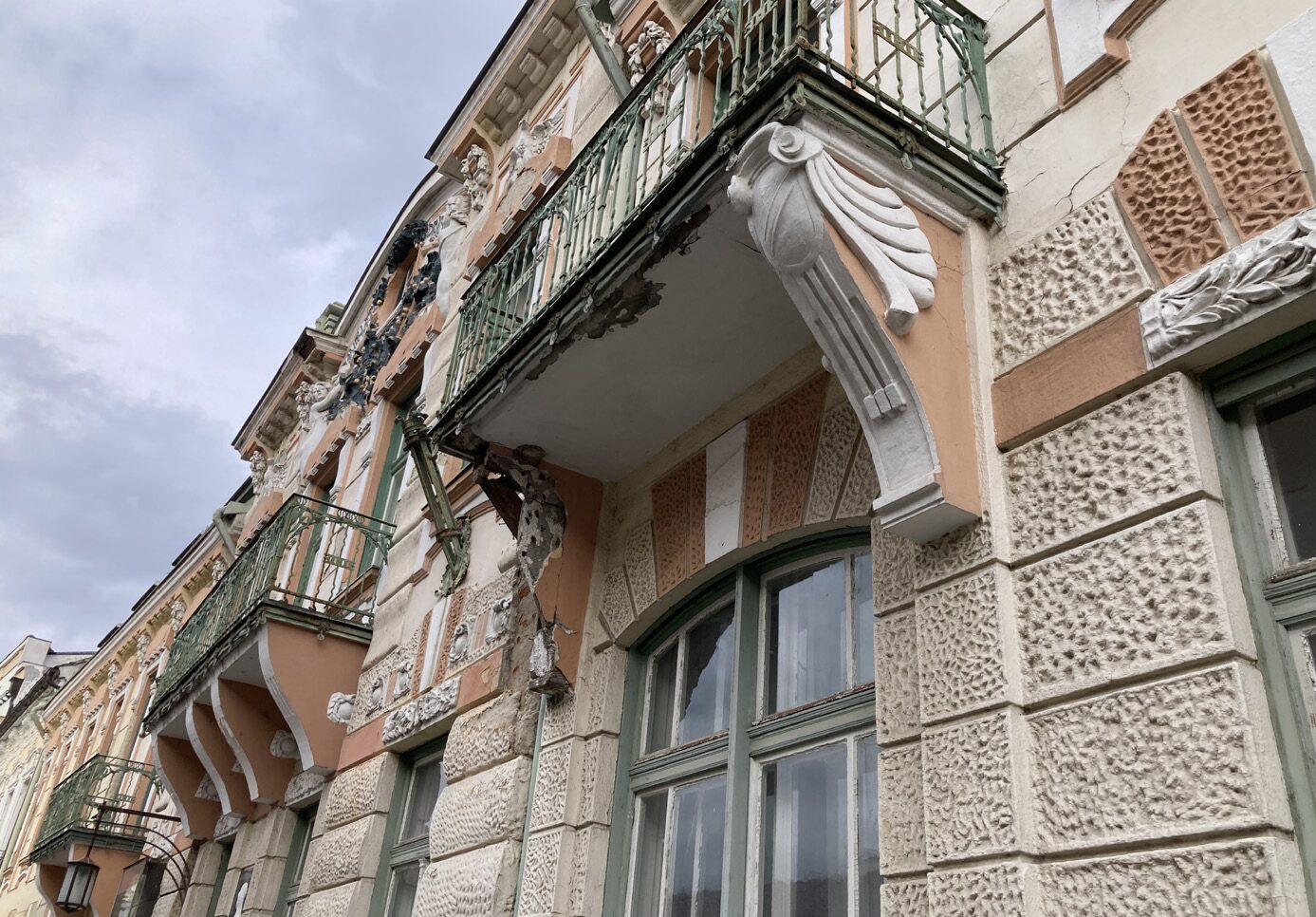 Detail rizalitu s balkónom a reliéfmi