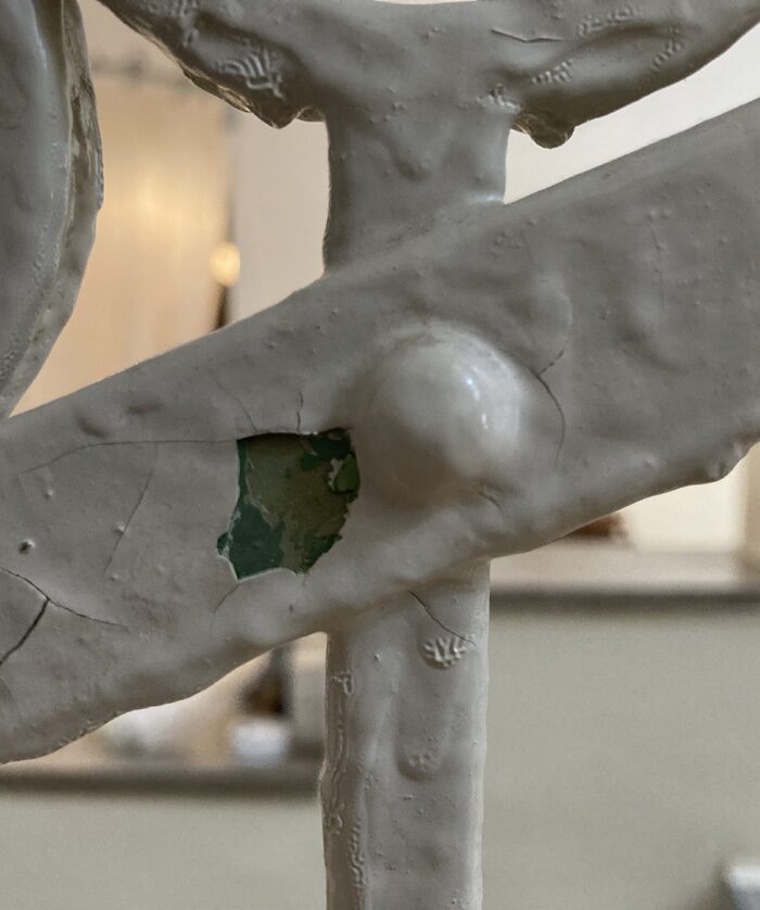 Detail zábradlia s odkrytým pôvodným zeleným náterom